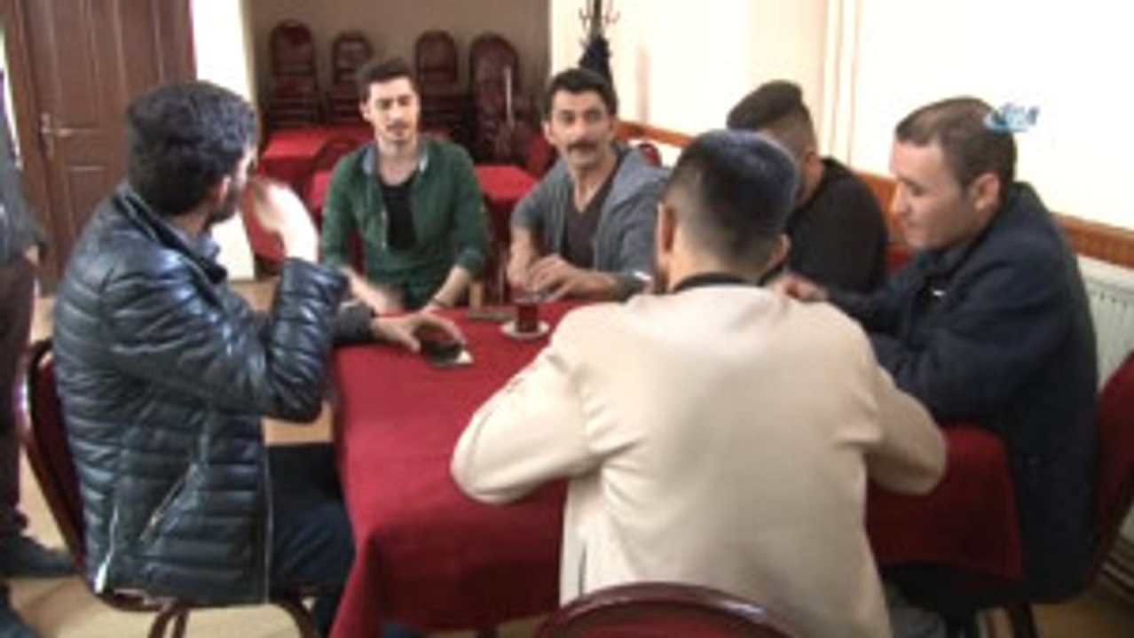 Anne ve Babası İşitme Engelli Genç İşitemeyenler'in Kulağı Oluyor