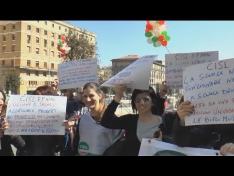 Napoli - Scuole comunali, protesta delle maestre: Vittime di abbandono (14.03.17)