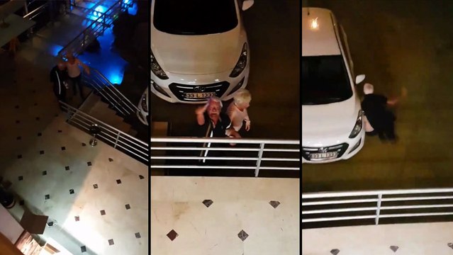 Un couple de vieux bourrés descendent des escaliers