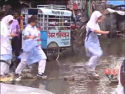 টানা বৃষ্টিতে রাজধানীর বিভিন্ন স্থানে জলাবদ্ধতা