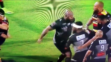 Coup de point de Qovu sur un joueur de Gloucester