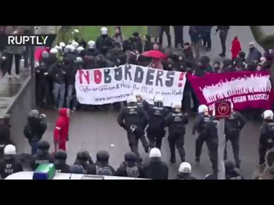 ‘No borders!’ Scuffles erupt between protesters & police at anti-AfD party demo in Cologne