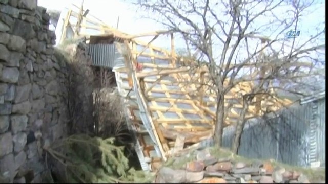 Fırtına Çatıları Uçurdu Ağaçları Ve Direkleri Devirdi