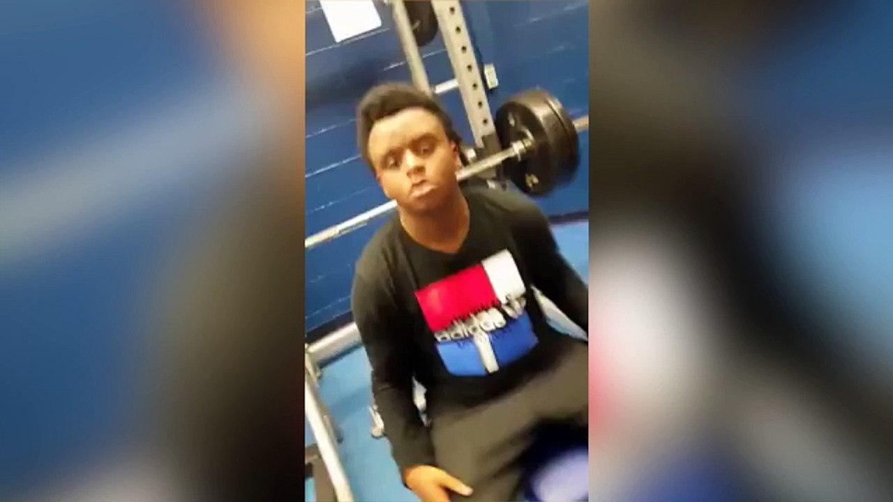 Ses amis ne s'attendaient pas à ça en aidant leur ami à soulever une barre un peu lourde !