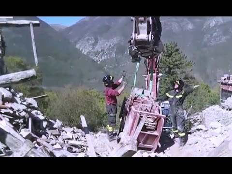 Castelsantangelo sul Nera (MC) - Terremoto, recupero macchina per lavorazione lenticchie (24.04.17)