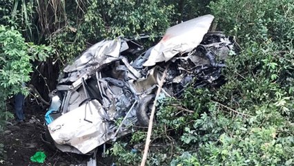 Tàu tông ô tô, 4 người chết, 2 bị thương