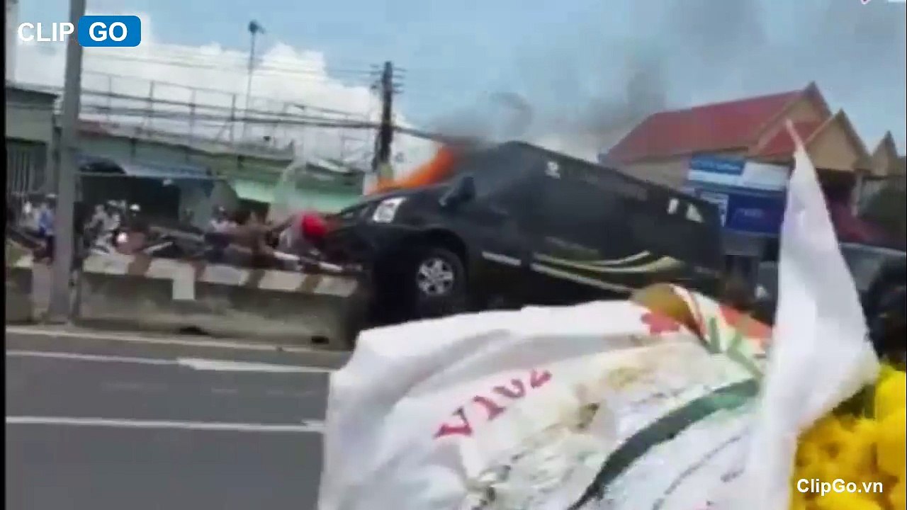 Xe Limousine lao dải phân cách bốc cháy, nhiều người thoát chết