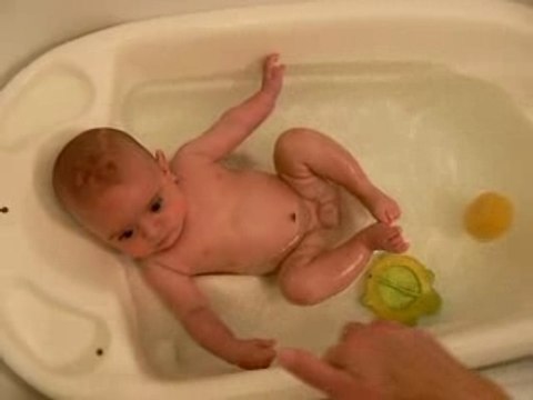 je joue dans mon bain