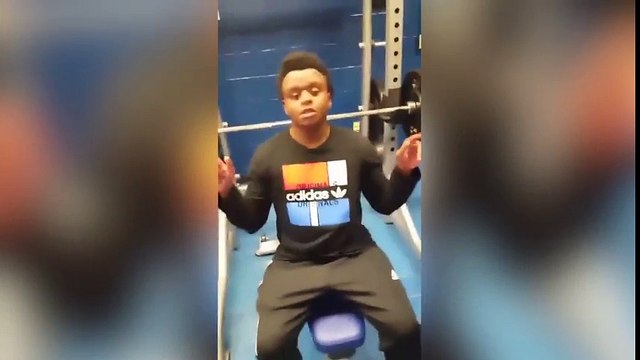 Levantador de pesas queda en ridículo al hacer fuerza