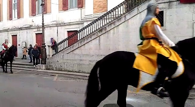 Fiera d'Aprile di Andria: il passaggio del Corteo Federiciano in Piazza Umberto I