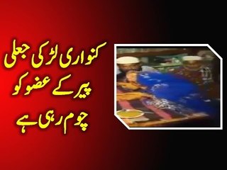 کنواری لڑکی جعلی پیر کے عضو کو چوم رہی ہے