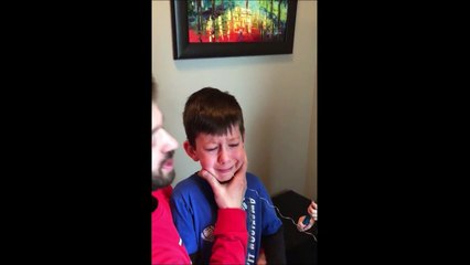 Son petit frère lui donne un coup de main avec sa dent qui bouge