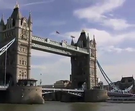 Several UFOs sighting over the Tower Bridge in London, March 2017