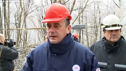 Un casque sauve la vie d'un homme lors d'un étrange accident durant une interview