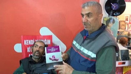 Yüzde 98 Engeli ve Tek Parmağıyla Hayatına 15 Kitap Sığdırdı