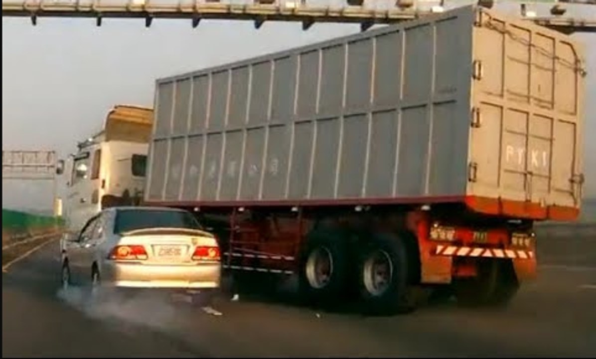 Best Truck Crashes in Asia - Truck Accidents Compilation (2)