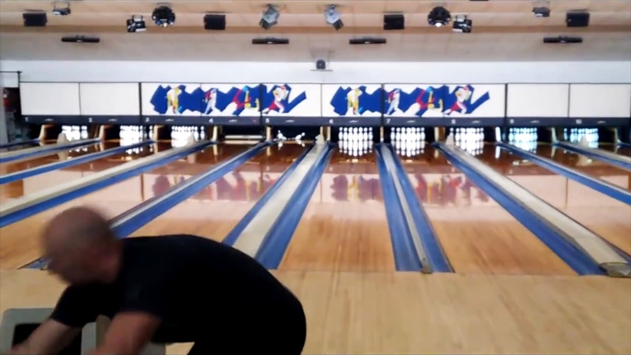 Il réalise un jeu parfait au bowling en moins d...