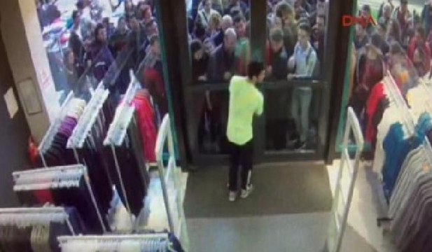 İzmit'te izdiham... Kapılar açılınca mağazaya hücum ettiler