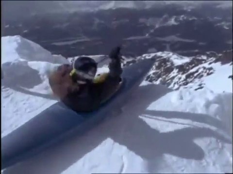 Ce taré a voulu descendre une piste noire en kayak... FOU