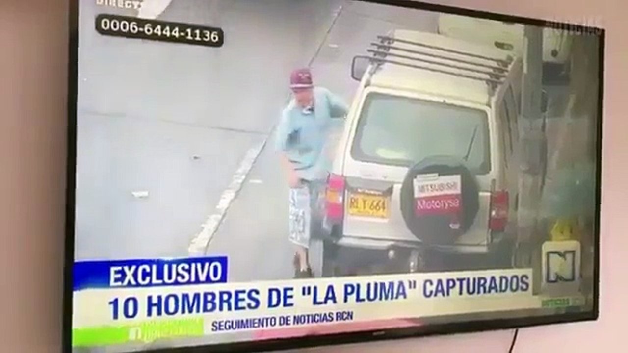 Un voleur fuyant la police a pris un KO après que le conducteur d'un camion ouvre la porte sur son visage