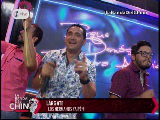 Los hermanos yaipen cantando en la Banda