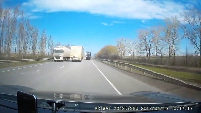 Quand un poids lourd manque de percuter 4 voitures avant s'écraser dans le fossé...