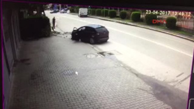 Sakarya Aydınlatma Direğine Çarpınca Otomobilden Inip Kaçtı