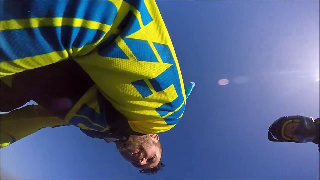 Il se casse le dos en faisant une roue arrière en moto