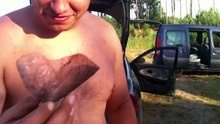 Jak nad jeziorem napompować materac w kilka sekund, poradnik młodego harcerza