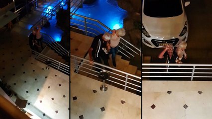 Ivre, un couple de retraités descend des marches (Turquie)