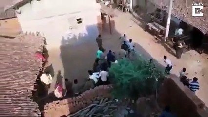 Ce secouriste saute du toit pour éviter l'attaque d'un léopard sauvage