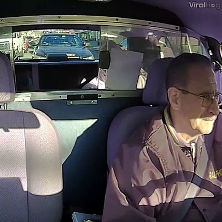 Il braque un chauffeur de taxi mais regardez bien qui se trouve derrière ce taxi...