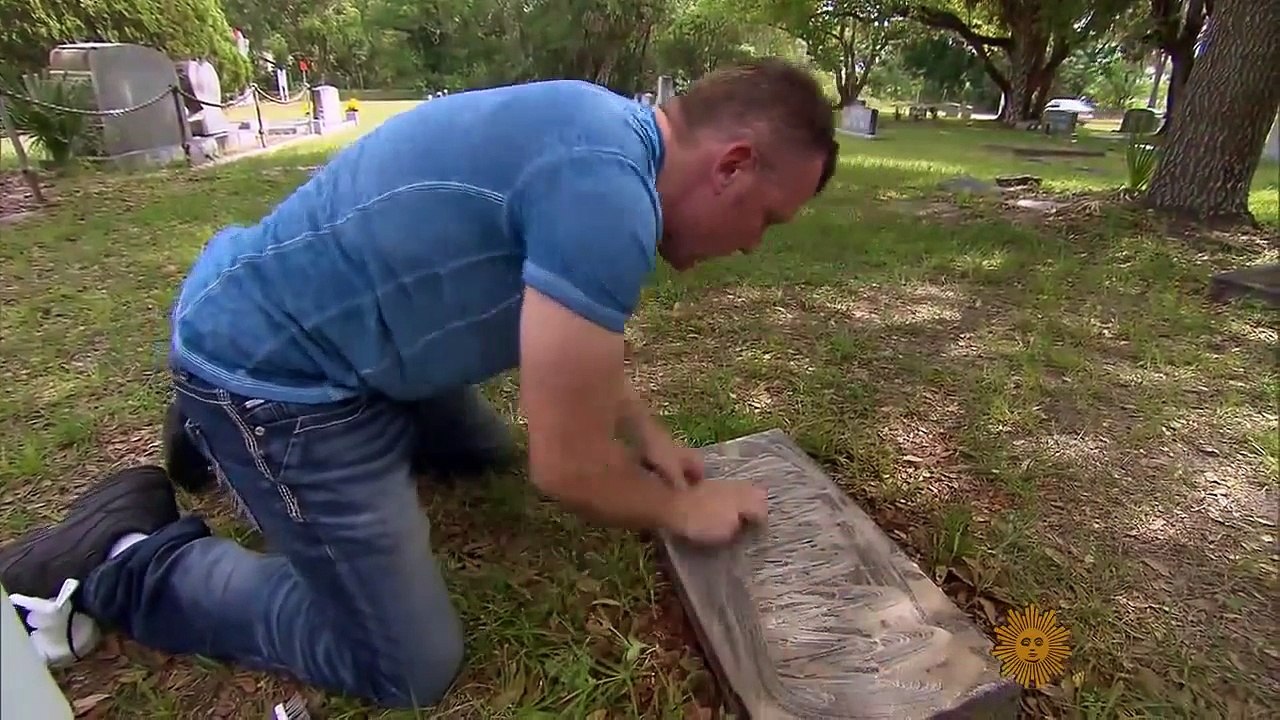 Chaque mois il prend un jour de congé et le passe à nettoyer les pierres tombales d'anciens combattants