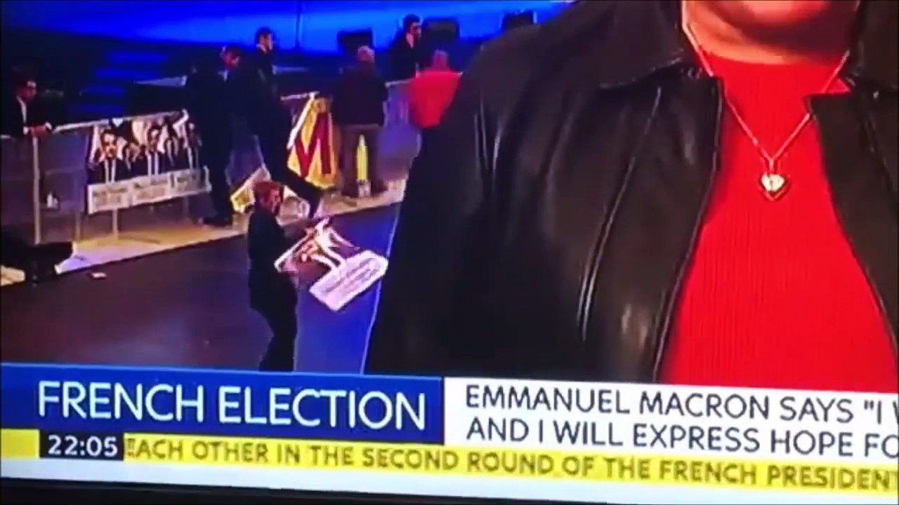 Une fan d'Emmanuel Macron buzz sur le net avec sa danse de la victoire en direct à la TV