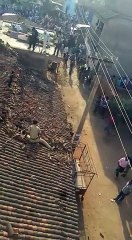 The jaw-dropping moment when a policeman jumps from a roof to escape a leopard