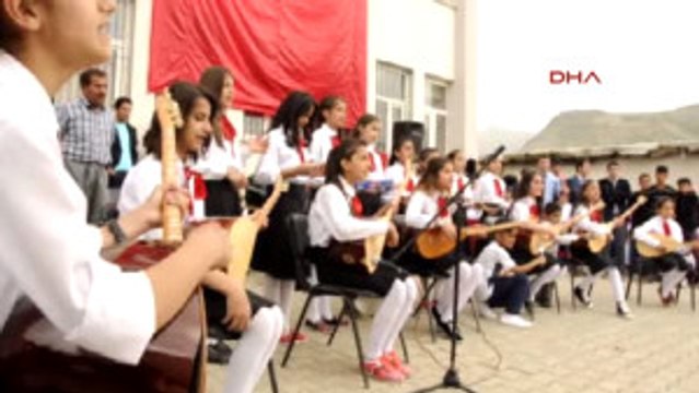 Hakkari Nihal Öğretmen'in Öğrenci Korosu Derecik'te 23 Nisan'a Renk Kattı