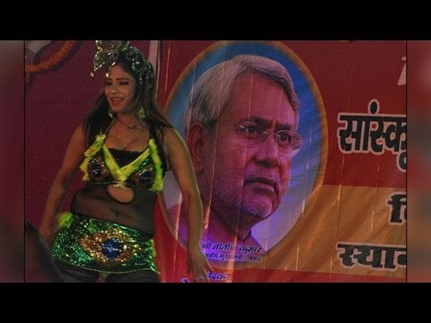 Vulgar dance of bar girls on 'Bihar Diwas', Councillors showers currency notes