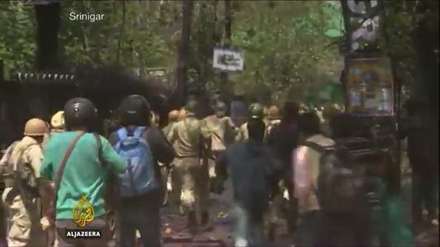 Kashmir students, India police clash in Srinagar