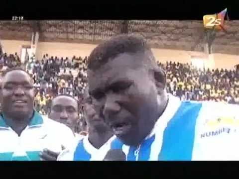 Issa Pouye et Khadim Ndiaye 1 soutiennent Khadim Ndiaye 2 - Bantamba - 26 Juin 2012