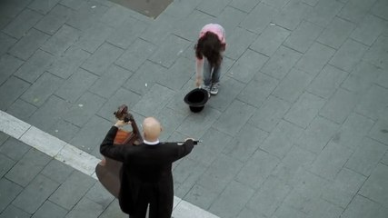 Küçük Kız Şapkaya Bir Tane Bozuk Para Atınca..