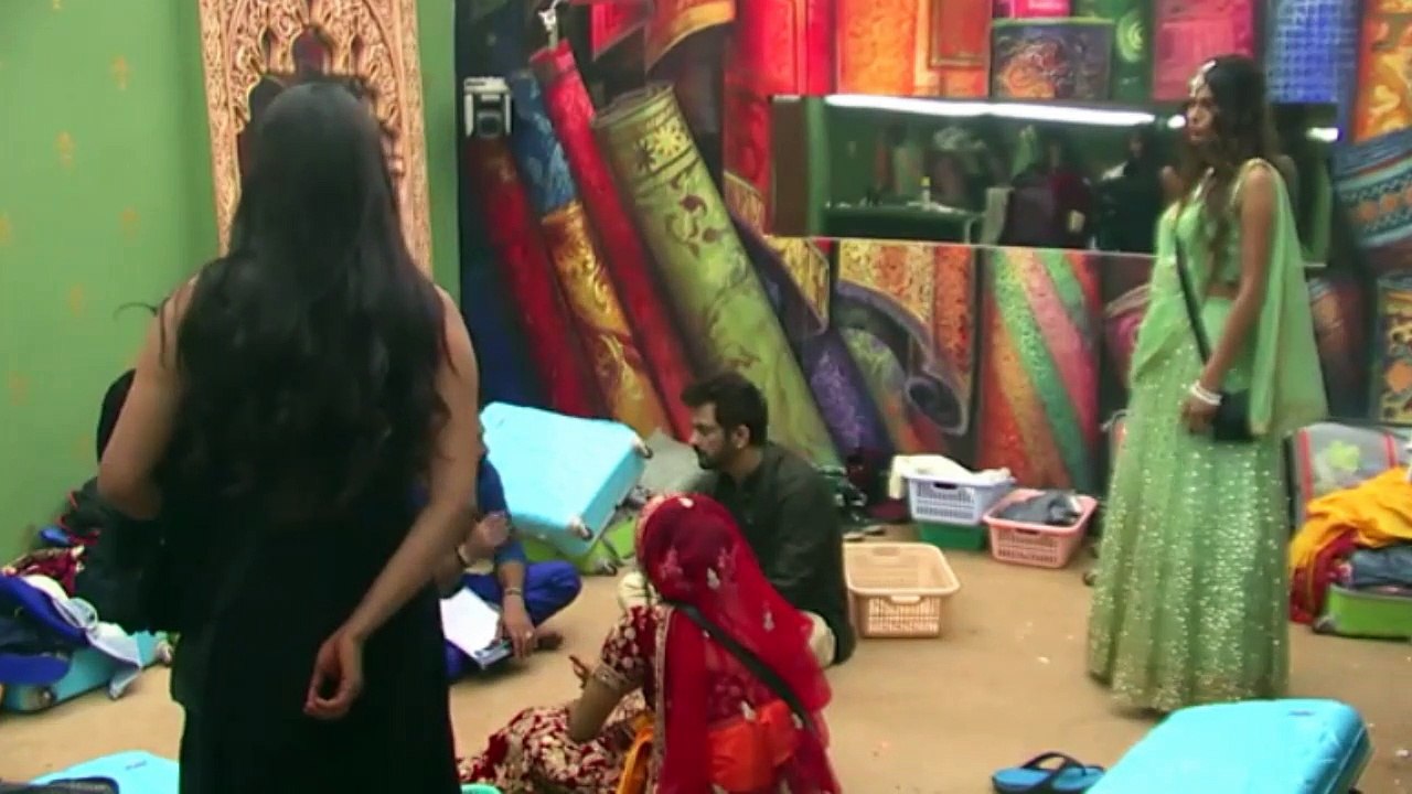 Manu & Manveer ask Monalisa about Vikrant on Bigg Boss 10