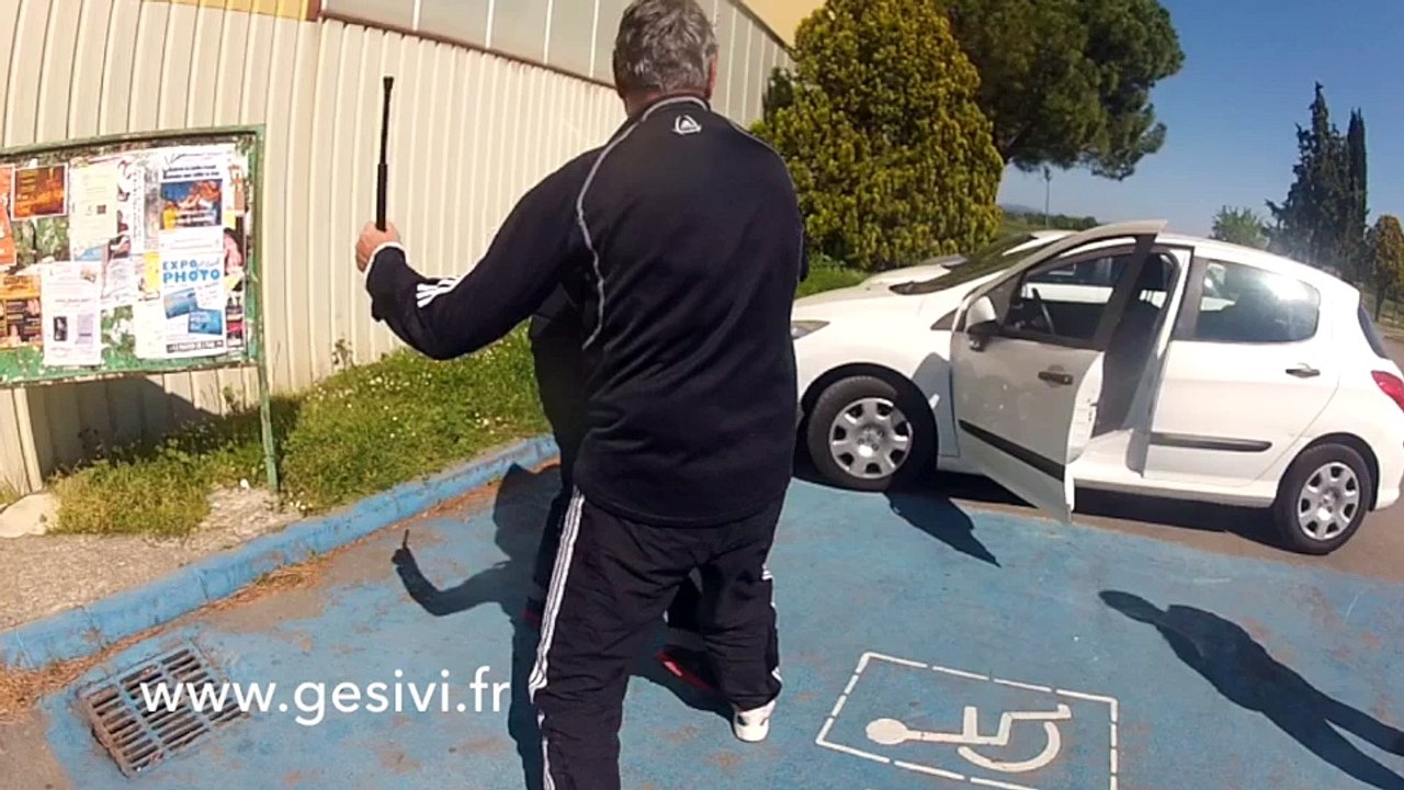 Agression automobiliste gesivi mise en situation avec bâton