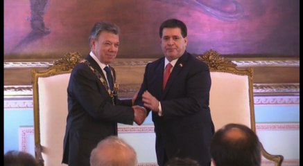 Cartes condecora a Santos y valora su papel en solución del conflicto armado