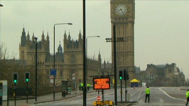 Tourists and Londoners return to Westminster a day after London terrorist attack
