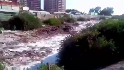 Descargar video: Chile: Torrential rains and mudslides leave 4 million people in Santiago without water