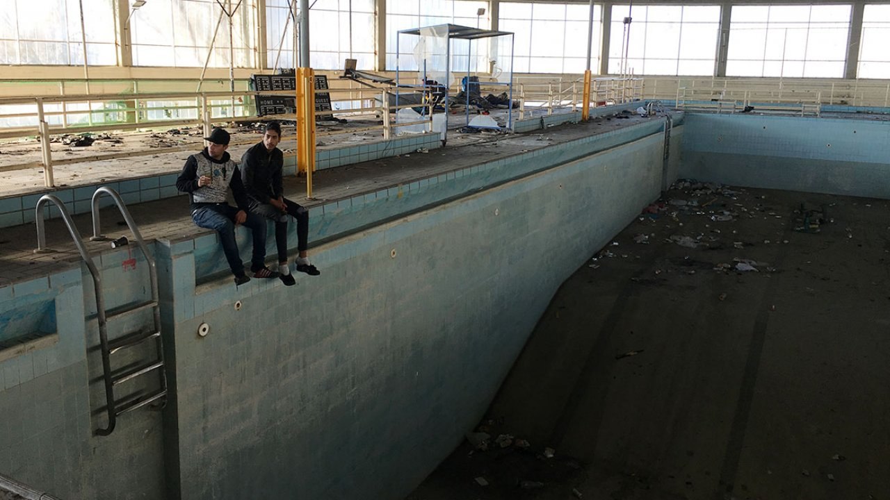 Refugees in Greece forced to live in abandoned swimming pool - 360 video