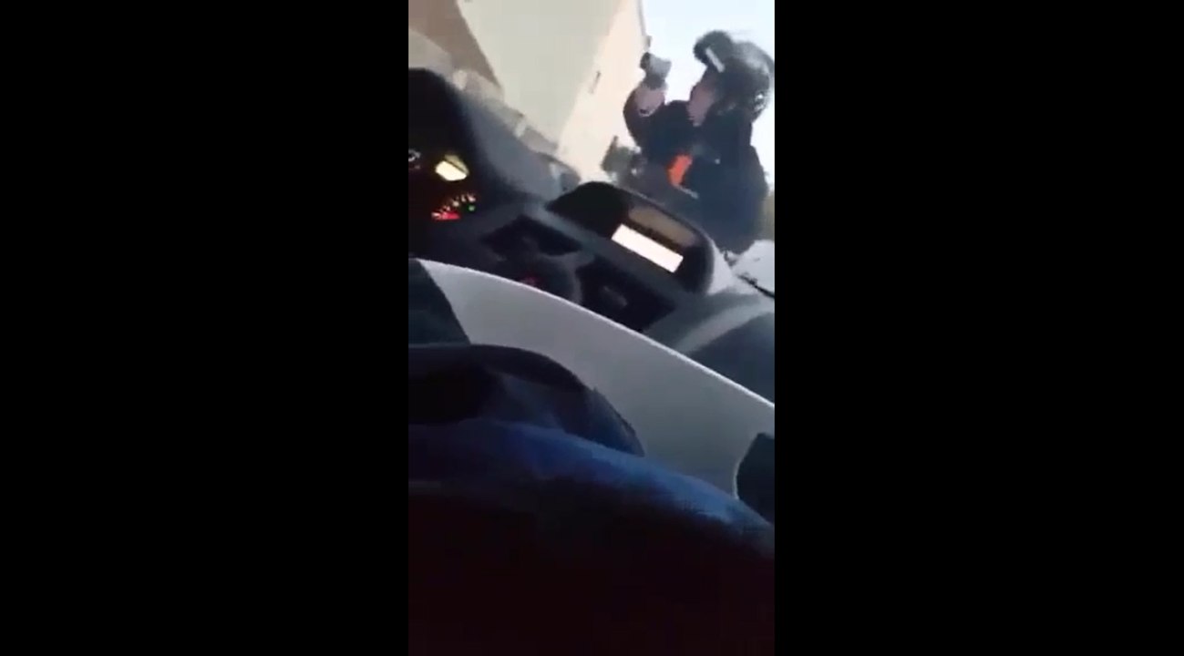 Un policier en civile dégaine son arme lors d'un contrôle.