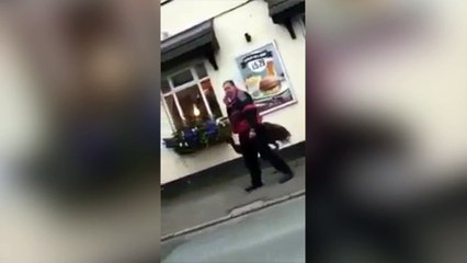 Un homme se balade avec un animal assez particulier !