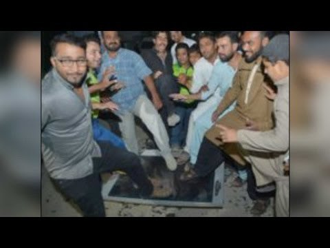 Pakistani fans break TV sets, burn bats after loosing to India in World T20