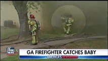 Un pompier sauve un bébé des flammes d'un geste héroïque